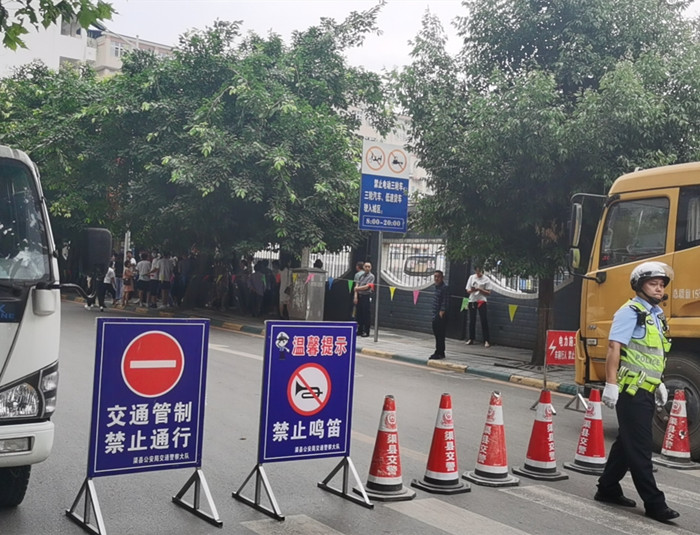 高考設(shè)立交通標(biāo)志牌