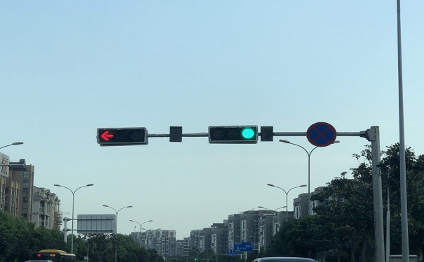 交通信號(hào)燈桿，交通標(biāo)志牌